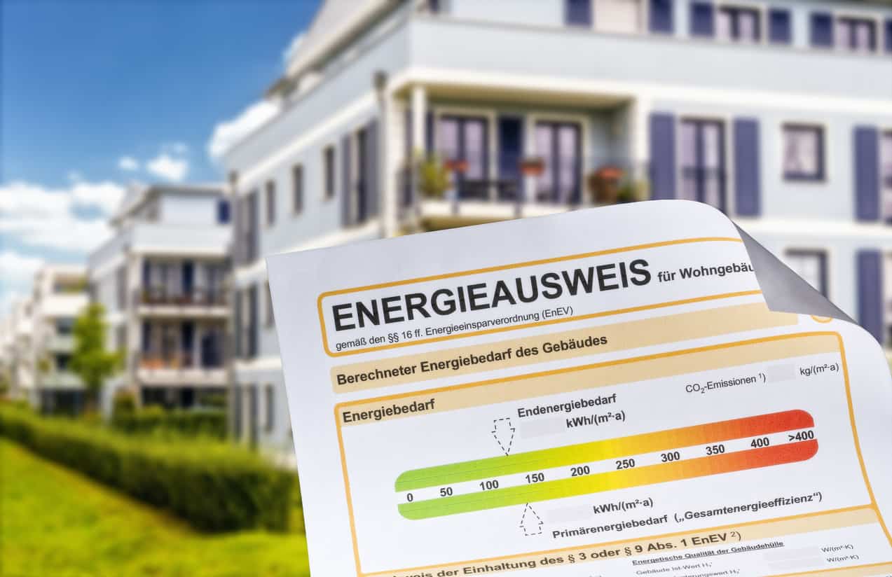 Energieausweis vor Wohngebäude