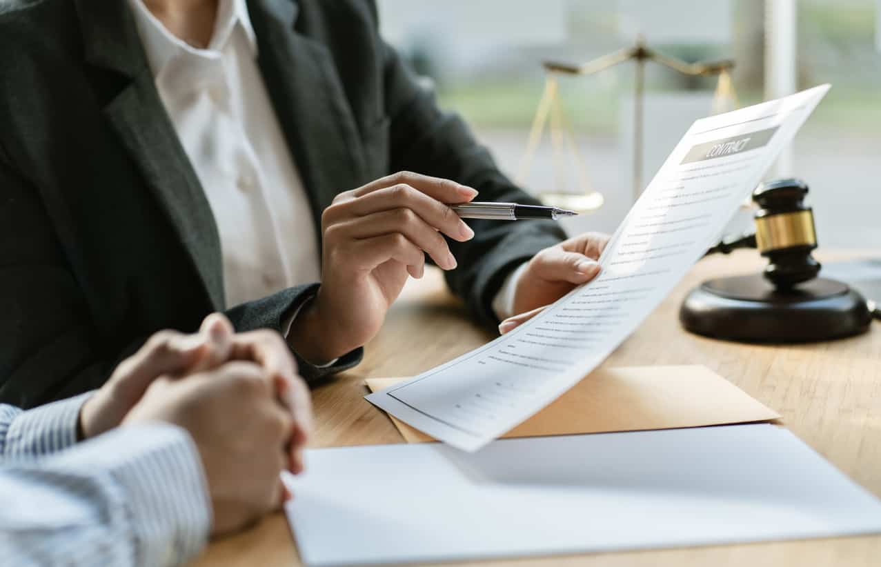 Anwaltsgespräch zu Kaufvertrag mit Waage und Richterhammer